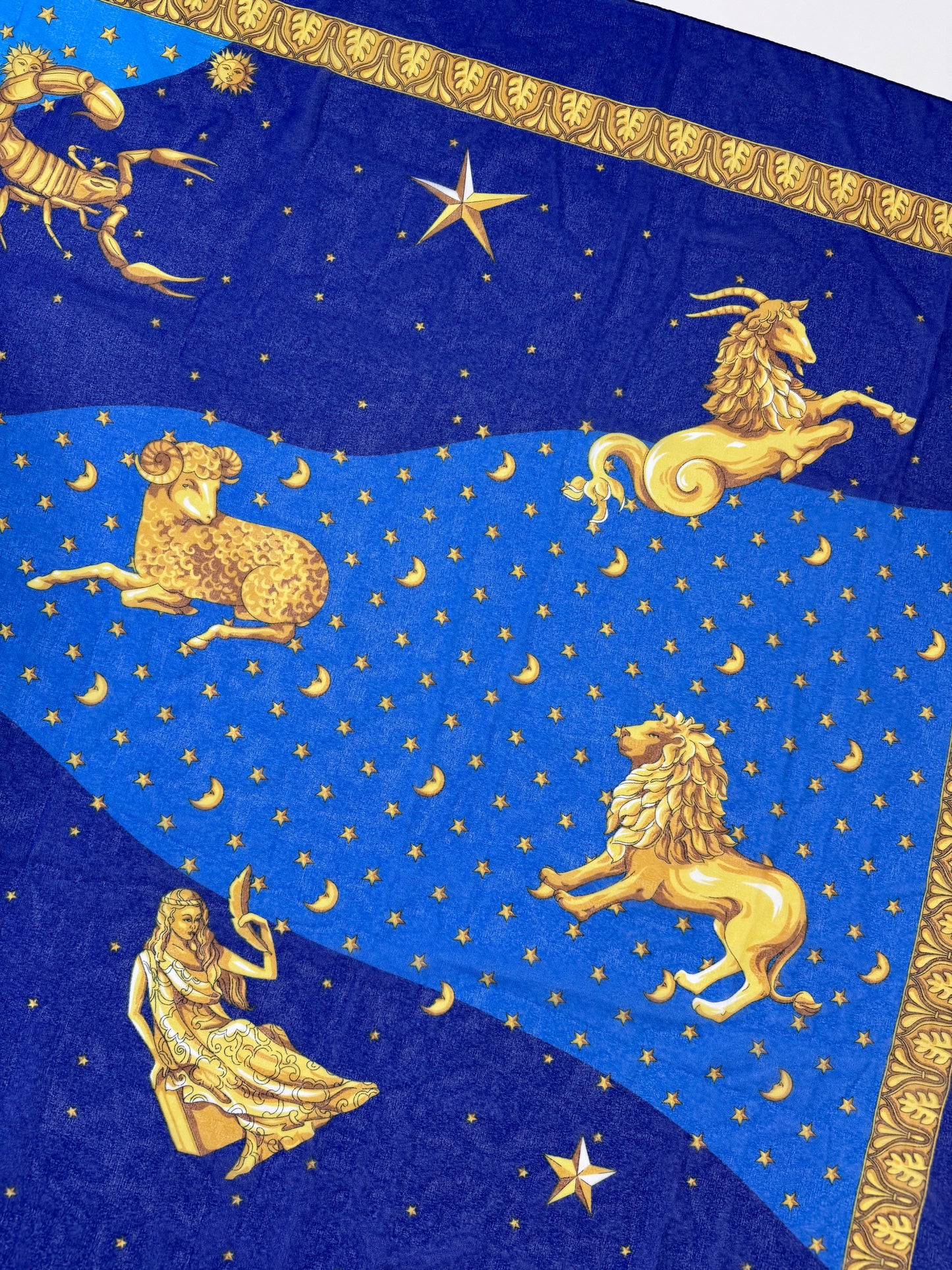 Sciarpa lunga velata con stampa Zodiaco