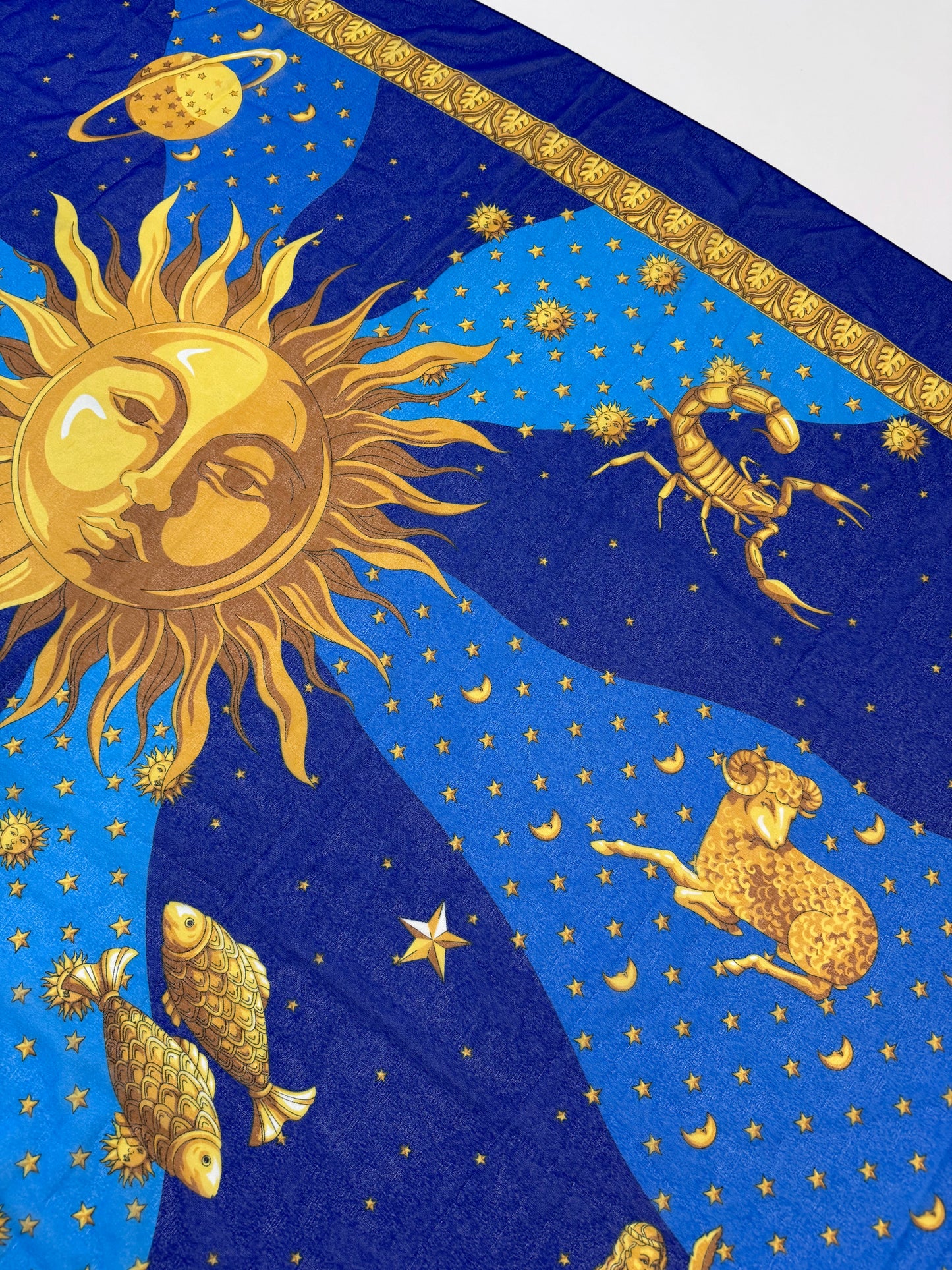 Sciarpa lunga velata con stampa Zodiaco
