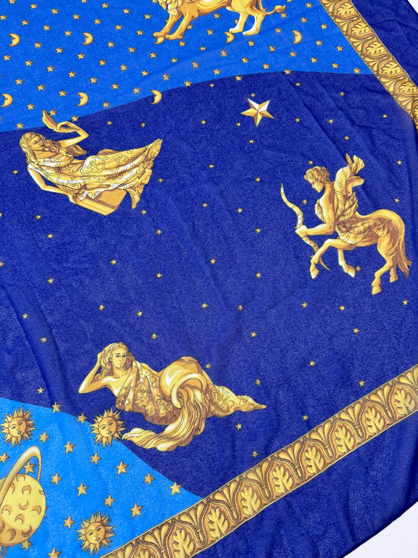 Sciarpa lunga velata con stampa Zodiaco