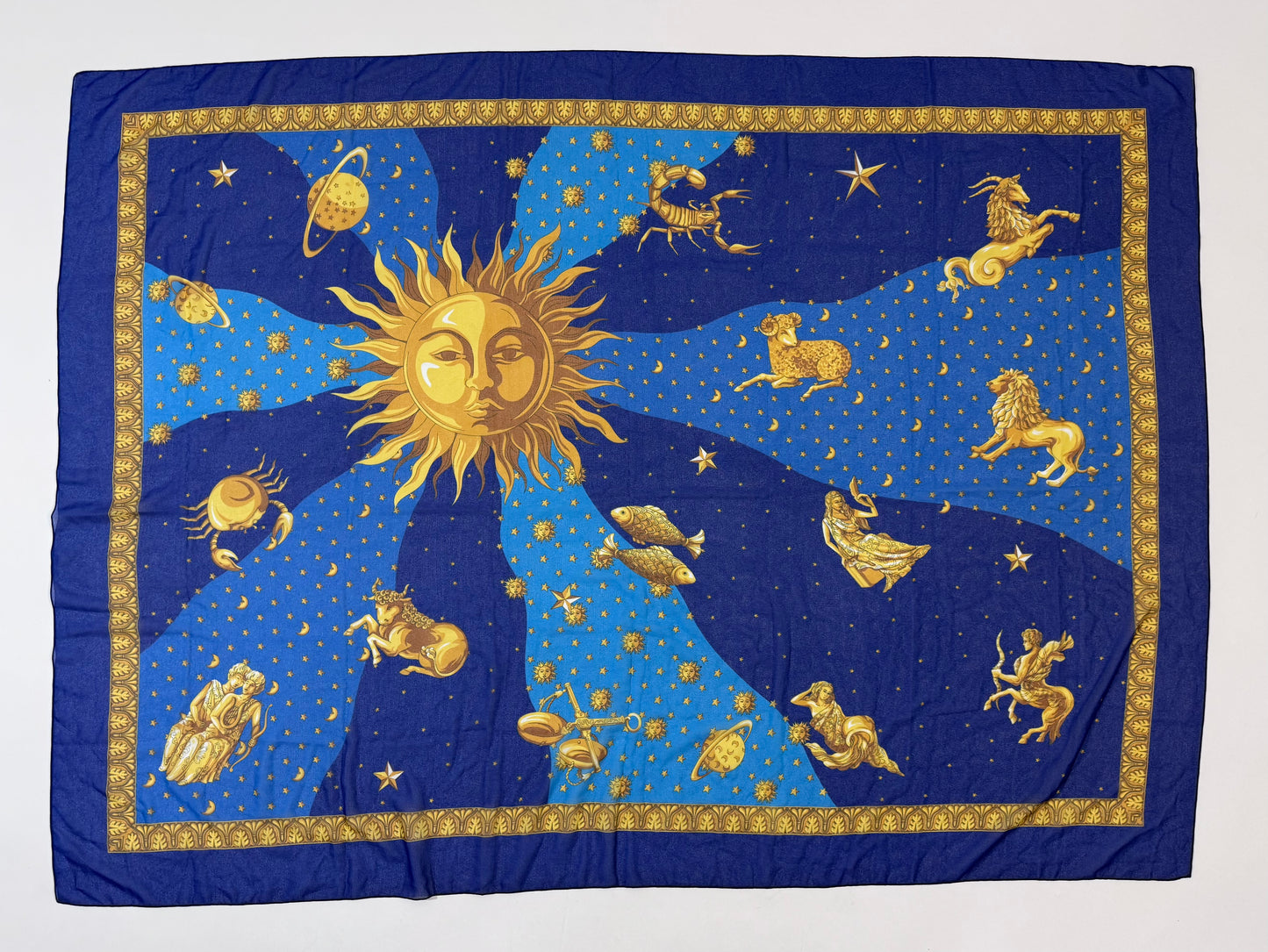 Sciarpa lunga velata con stampa Zodiaco