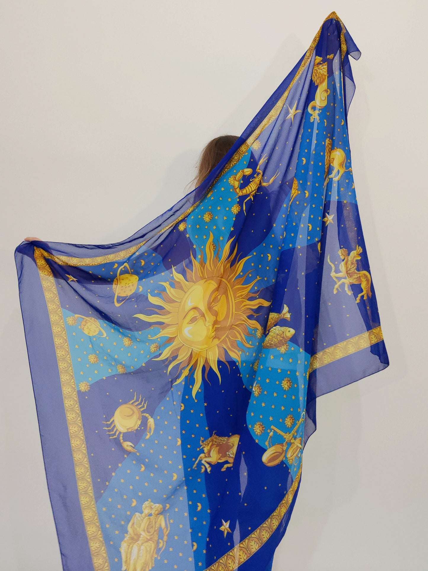 Sciarpa lunga velata con stampa Zodiaco