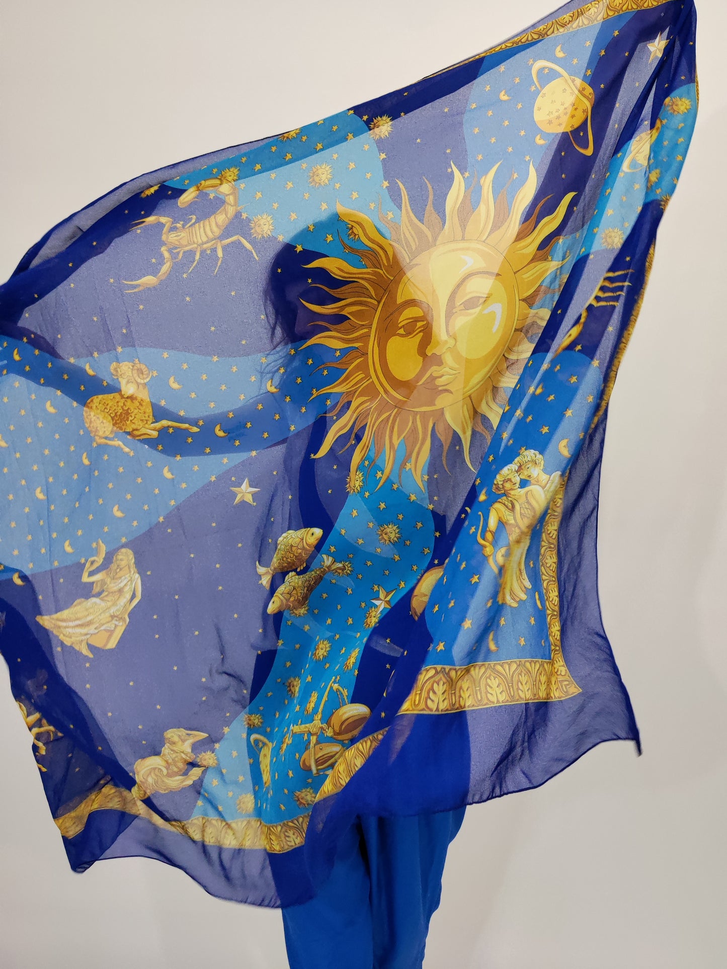 Sciarpa lunga velata con stampa Zodiaco
